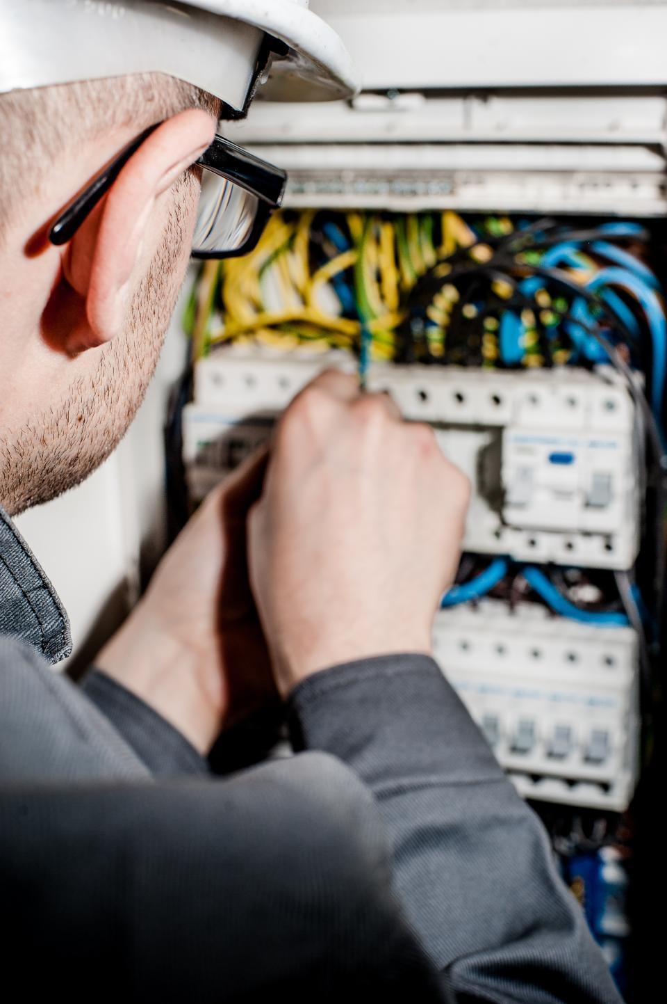 Viktige faktorer å vurdere før ‌du velger en elektriker